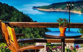 Χρυσοπελεια - Chrisopeleia Lake View
